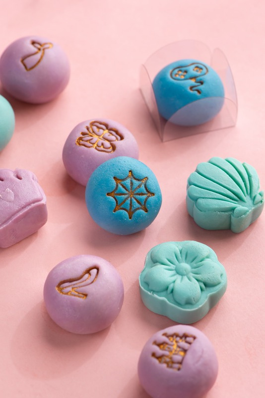 Docinhos personalizados com carimbos e acabamentos delicados